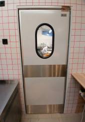 Маятниковая дверь одностворчатая МДО(ОН)-890.2100 рама внутри проема,овальное окно,отбойники